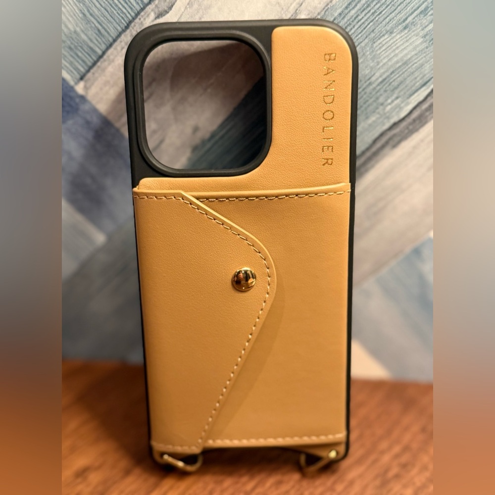 Bandolier Beige Tan iPhone 15 Pro - Donna
